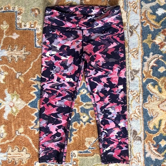 Fabletics mid rise powerhold Capri - Picture 3 of 4
